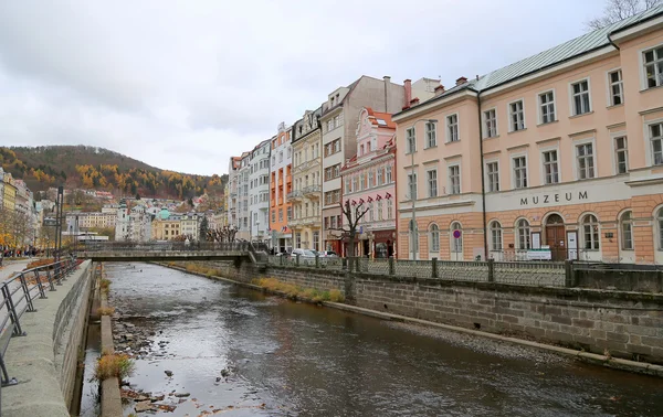 Karlovy Vary (Karlovy Vary) – proslulé lázeňské město v západních Čechách, velmi populární turistickou destinací v České republice — Stock fotografie