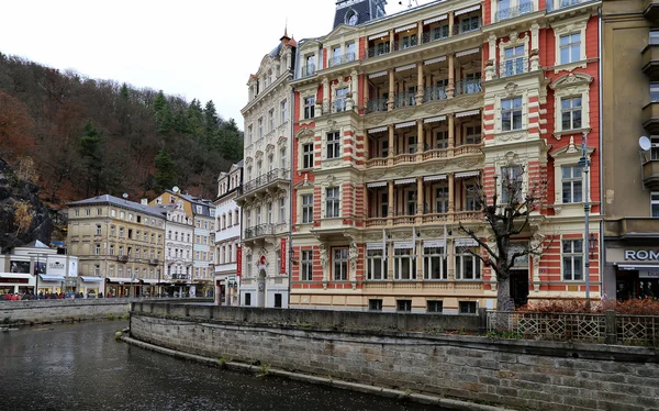 Karlovy Vary (Carlsbad) - kota spa terkenal di Bohemia barat, tujuan wisata yang sangat populer di Republik Ceko — Stok Foto