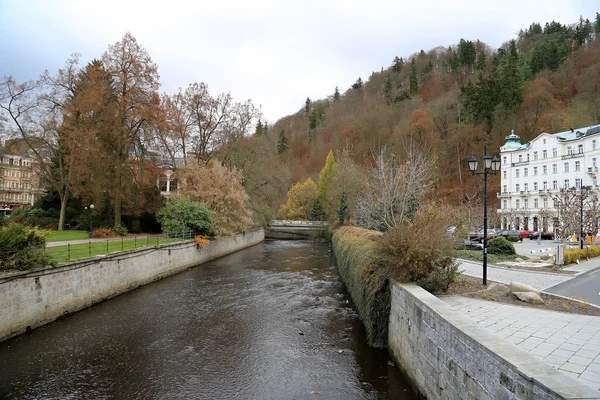 Karlovy Vary (Carlsbad) - kota spa terkenal di Bohemia barat, tujuan wisata yang sangat populer di Republik Ceko — Stok Foto