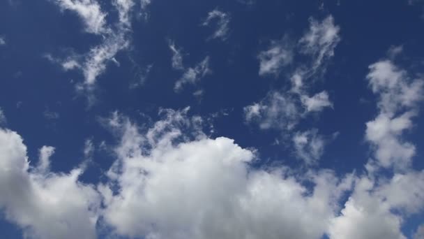 Nubes móviles y cielo azul, lapso de tiempo — Vídeos de Stock