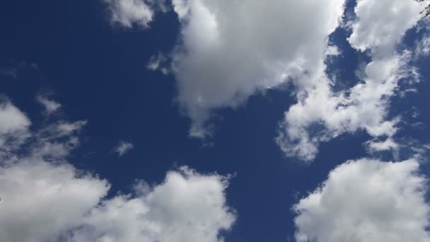 Nubes móviles y cielo azul, lapso de tiempo — Vídeos de Stock