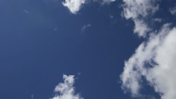 Движущиеся облака и голубое небо, время летит — стоковое видео