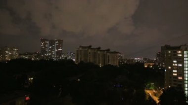 Fırtına yanıp söner ve yıldırım şehirde gece gökyüzü arka plan üzerinde. Moscow, Rusya Federasyonu  