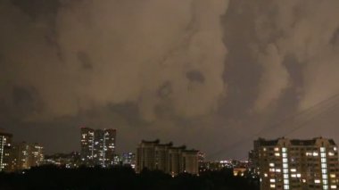 Fırtına yanıp söner ve yıldırım şehirde gece gökyüzü arka plan üzerinde. Moscow, Rusya Federasyonu  