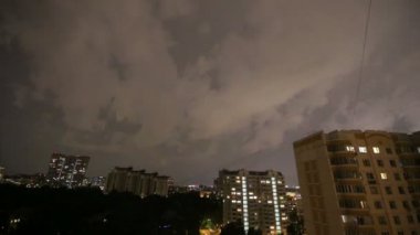 Fırtına yanıp söner ve yıldırım şehirde gece gökyüzü arka plan üzerinde. Moscow, Rusya Federasyonu  