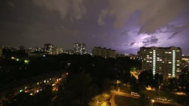 Fırtına yanıp söner ve yıldırım şehirde gece gökyüzü arka plan üzerinde. Moscow, Rusya Federasyonu  