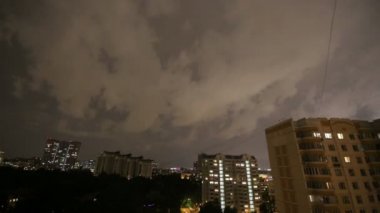 Fırtına yanıp söner ve yıldırım şehirde gece gökyüzü arka plan üzerinde. Moscow, Rusya Federasyonu  