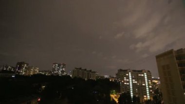 Fırtına yanıp söner ve yıldırım şehirde gece gökyüzü arka plan üzerinde. Moscow, Rusya Federasyonu  