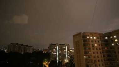 Fırtına yanıp söner ve yıldırım şehirde gece gökyüzü arka plan üzerinde. Moscow, Rusya Federasyonu  
