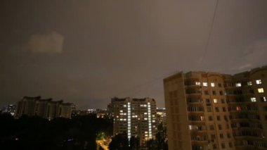 Fırtına yanıp söner ve yıldırım şehirde gece gökyüzü arka plan üzerinde. Moscow, Rusya Federasyonu  