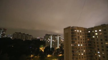 Fırtına yanıp söner ve yıldırım şehirde gece gökyüzü arka plan üzerinde. Moscow, Rusya Federasyonu  