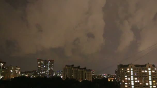 Fırtına yanıp söner ve yıldırım şehirde gece gökyüzü arka plan üzerinde. Moscow, Rusya Federasyonu — Stok video
