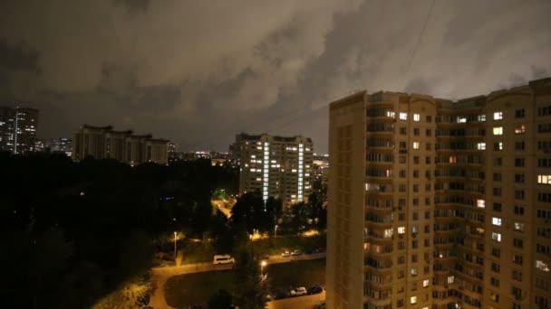 Tormenta de truenos destellos y relámpagos sobre la ciudad, en el fondo del cielo nocturno. Moscú, Rusia — Vídeos de Stock