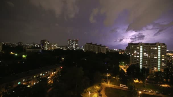 L'orage clignote et éclair sur la ville, en fond de ciel nocturne. Moscou, Russie   