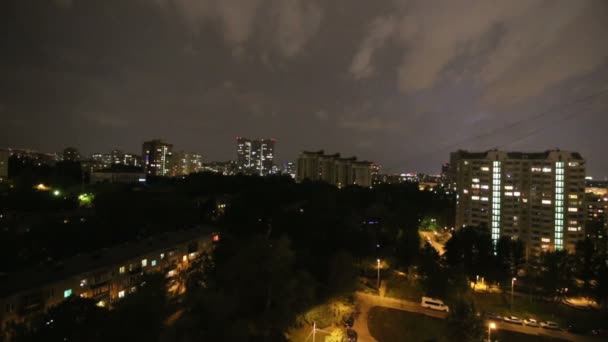 Záblesky bouřky a blesky nad městem, v noční obloze na pozadí. Moskva, Rusko — Stock video
