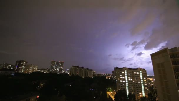 Tormenta de truenos destellos y relámpagos sobre la ciudad, en el fondo del cielo nocturno. Moscú, Rusia — Vídeo de stock