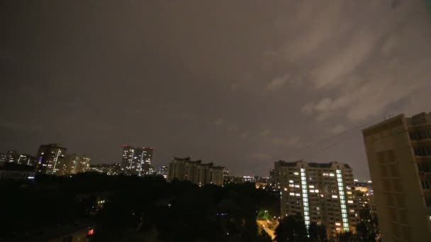 Gewitterblitze und Blitze über der Stadt, im Hintergrund der Nachthimmel. Moskau, Russland — Stockvideo