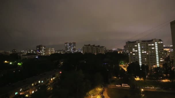 L'orage clignote et éclair sur la ville, en fond de ciel nocturne. Moscou, Russie   