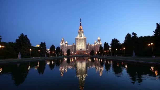 O edifício principal da Universidade Estatal de Moscou em Sparrow Hills à noite, Rússia — Vídeo de Stock