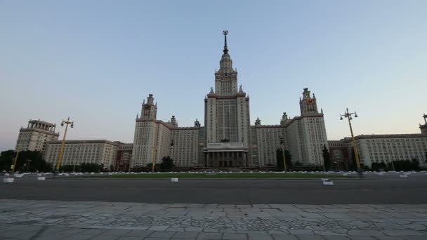 Das Hauptgebäude der Moskauer Staatlichen Universität auf den Spatzenhügeln, Russland — Stockvideo