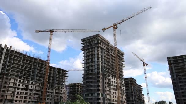 Bouwplaats van meerdere verdiepingen gebouwen met de toepassing van kranen — Stockvideo