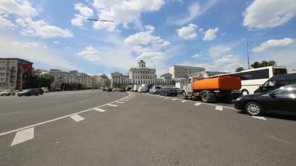 Dagelijkse verkeer op de straten in het centrum van Moskou in de buurt van het kremlin — Stockvideo