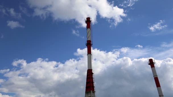 Las tuberías industriales de la central eléctrica y el fondo de nubes de cielo — Vídeos de Stock