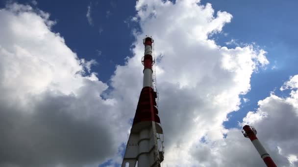 Przemysłowe rury elektrowni i tło niebo, chmury — Wideo stockowe