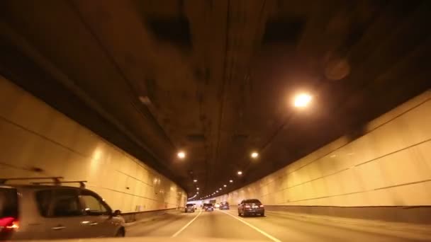 Carro dirigindo no túnel da estrada, Moscou, Rússia — Vídeo de Stock