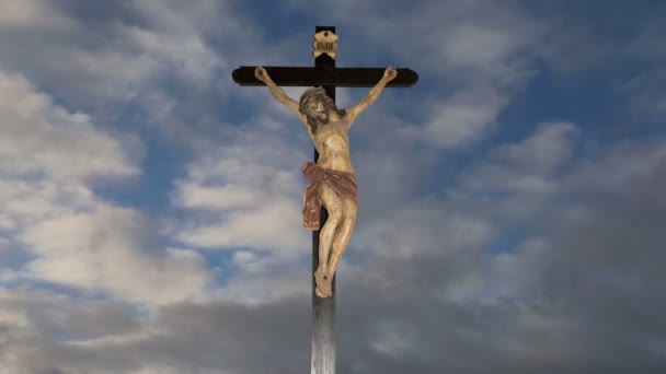 Kruisiging Jezus Christus standbeeld op de hemelachtergrond — Stockvideo