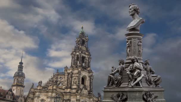 Skulptur på Brühl terrass och Hofkirche eller katedralen av Holy Trinity - barock kyrkan i Dresden, Sachsen, Tyskland — Stockvideo