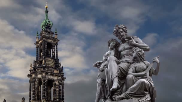 Escultura no Terraço Bruhl e Hofkirche ou Catedral da Santíssima Trindade - igreja barroca em Dresden, Sachsen, Alemanha — Vídeo de Stock