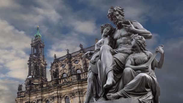 Escultura en la terraza Bruhl y Hofkirche o Catedral de la Santísima Trinidad - iglesia barroca en Dresde, Sachsen, Alemania — Vídeo de stock