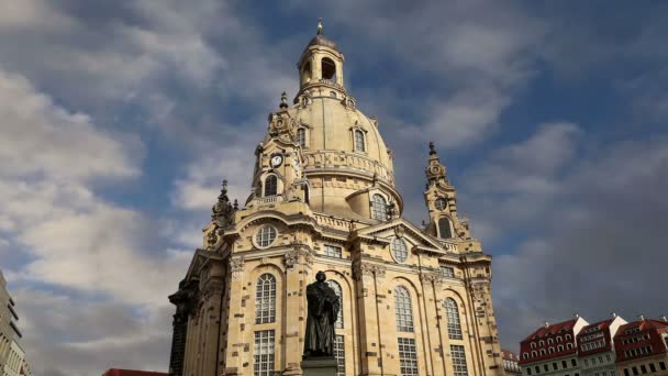 Drážďanské Frauenkirche (doslova kostel Panny Marie) je evangelický kostel v Drážďanech, Německo — Stock video