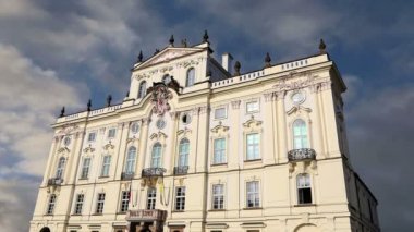 Başpiskopos Palace, ana girişinde Prague Castle, Çek Cumhuriyeti için bina ünlü. Prag Avrupa'nın en çok ziyaret edilen sermaye biridir 