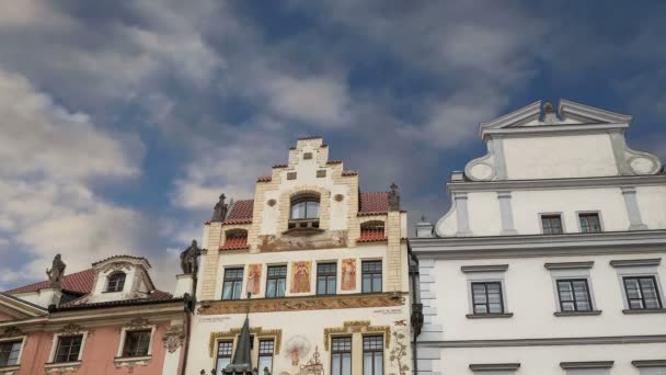 Старинные таунхаусы в Праге — стоковое видео