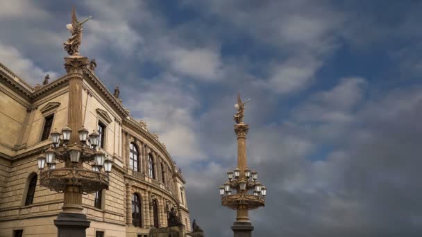 O edifício das salas de concerto Rudolfiunum na Praça Jan Palach, em Praga, República Checa (dia). Orquestra Filarmônica Checa — Vídeo de Stock