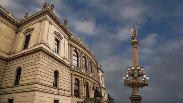 El edificio de las salas de conciertos Rudolfiunum en la Plaza Jan Palach en Praga, República Checa (día). Orquesta Filarmónica Checa — Vídeo de stock