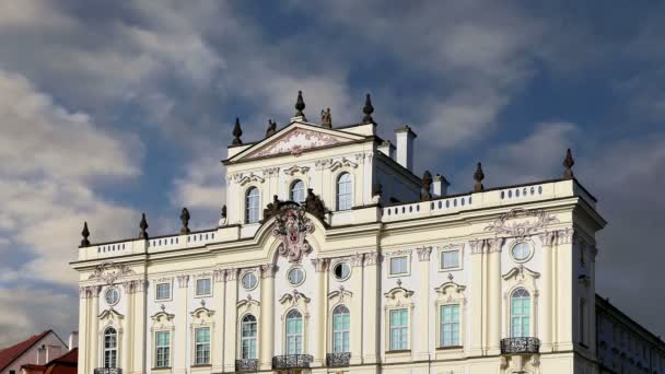 Ärkebiskop Palace, berömda byggnad vid huvudingången i Prag slott, Tjeckien. Prag är en av de mest besökta huvudstaden i Europa — Stockvideo