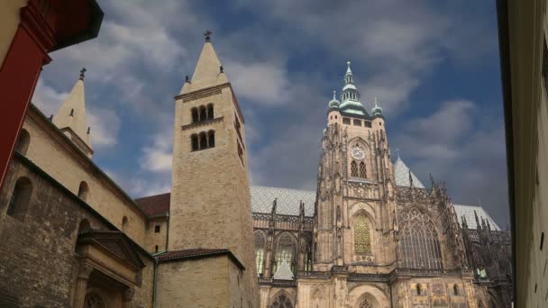St. Vitus Cathedral (Ρωμαιοκαθολικός καθεδρικός ναός) στο Κάστρο της Πράγας, Τσεχική Δημοκρατία — Αρχείο Βίντεο