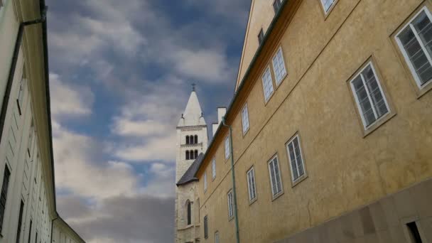 St. Vituskathedraal (rooms-katholieke kathedraal) in het kasteel van Praag, Tsjechië — Stockvideo