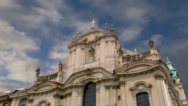 Kyrkan St. Nicholaus i Prag, Tjeckien — Stockvideo