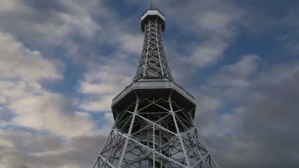 Petrin Lookout Tower (1892), semelhante à Torre Eiffel, Petrin Hill Park, Praga, República Checa — Vídeo de Stock