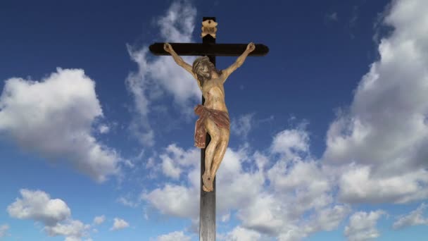 Kruisiging Jezus Christus standbeeld op de hemelachtergrond — Stockvideo