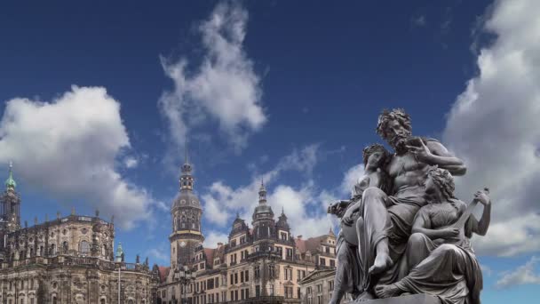 Socha na terase poloha a Hofkirche nebo katedrála Nejsvětější Trojice - barokní kostel v Drážďanech, Sachsen, Německo — Stock video