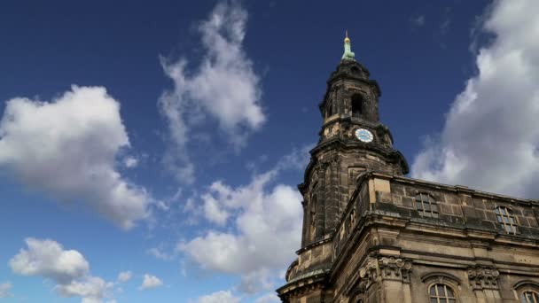 Hofkirche tai Pyhän Kolminaisuuden katedraali - barokkikirkko Dresdenissä, Sachsen, Saksa — kuvapankkivideo