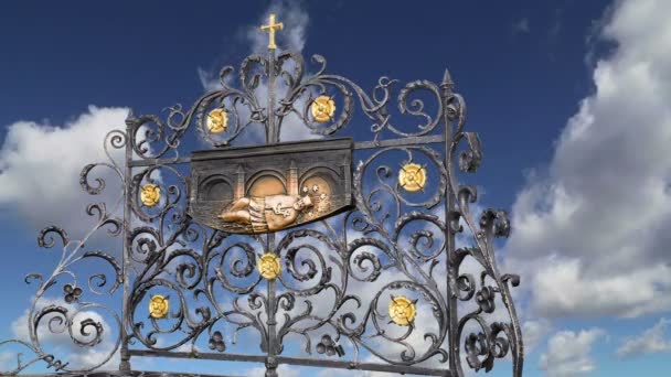 Estatua en el Puente de Carlos en Praga, República Checa — Vídeo de stock