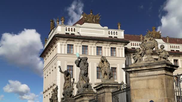 Zicht op het gebouw van de president van de Republiek in Praag, Tsjechië — Stockvideo