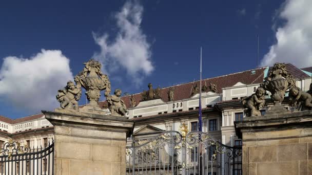 Utsikt över byggnaden av republikens president i Prag, Tjeckien — Stockvideo