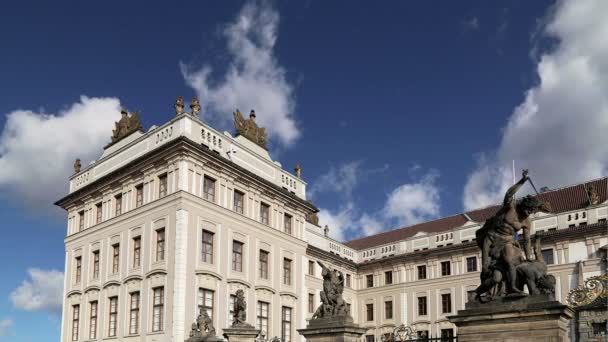Widok na budynek Prezydenta Republiki w Pradze, Republika Czeska — Wideo stockowe